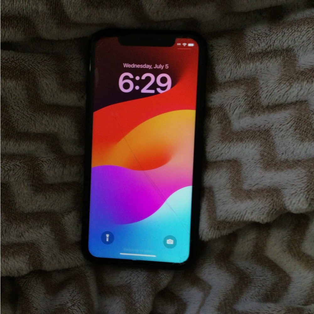Barely used IPhone XR - Picture 1 of 5